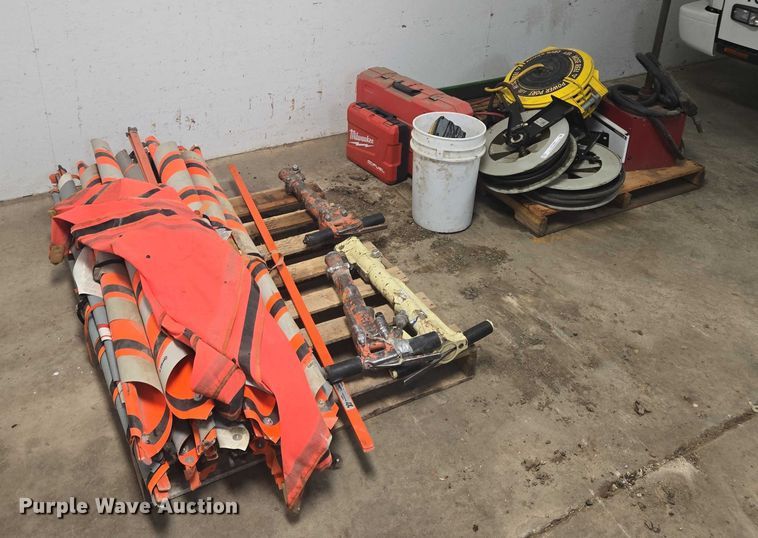 image for item DY1390 Assorted tools