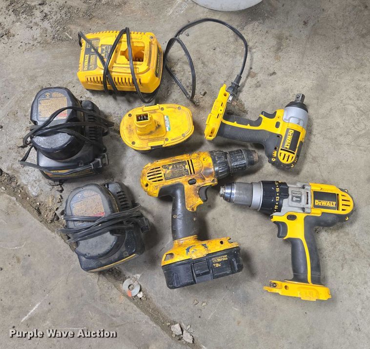 image for item DY1390 Assorted tools