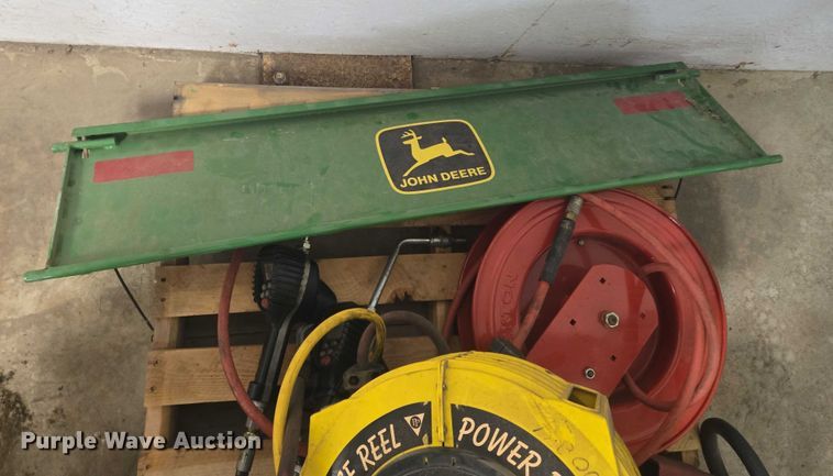 image for item DY1390 Assorted tools