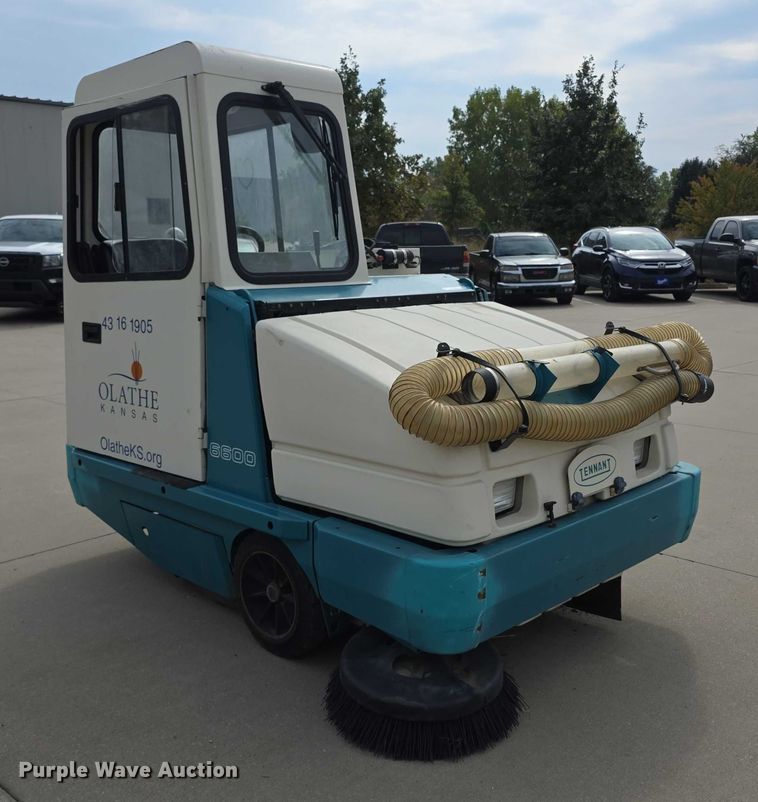 image for item DZ6424 Tennant 6600 sweeper