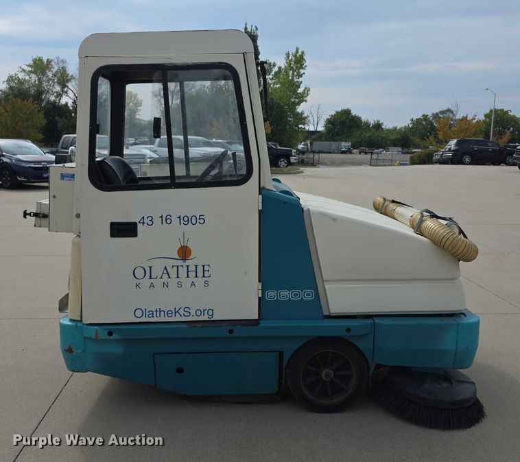 image for item DZ6424 Tennant 6600 sweeper
