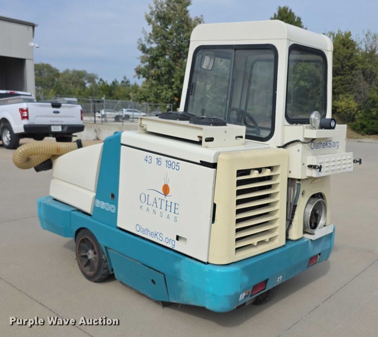 image for item DZ6424 Tennant 6600 sweeper