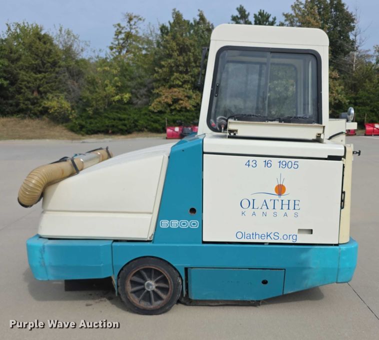 image for item DZ6424 Tennant 6600 sweeper