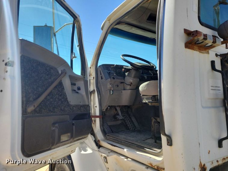 image for item DZ6616 2000 Sterling AT9500 semi truck