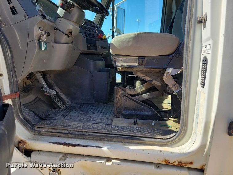 image for item DZ6616 2000 Sterling AT9500 semi truck