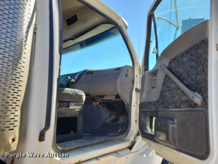 image for item DZ6616 2000 Sterling AT9500 semi truck