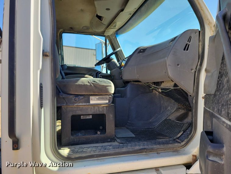 image for item DZ6616 2000 Sterling AT9500 semi truck