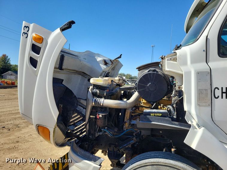 image for item DZ6616 2000 Sterling AT9500 semi truck