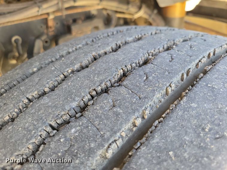 image for item DZ6616 2000 Sterling AT9500 semi truck