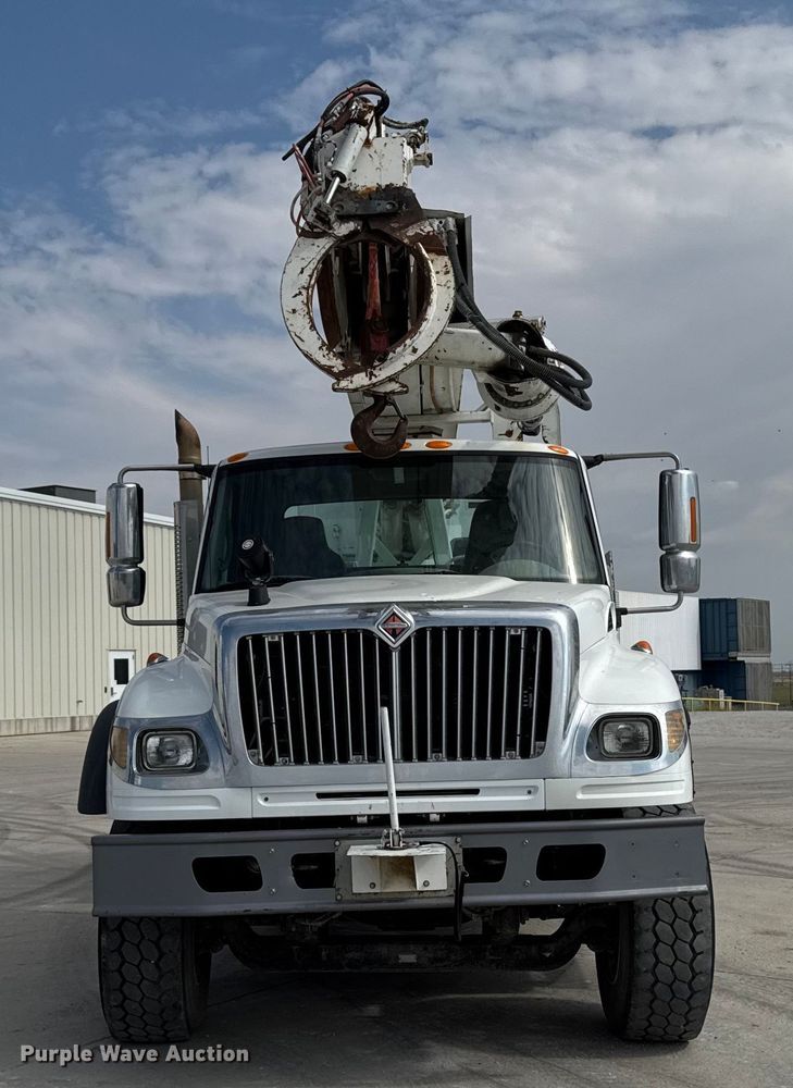 image for item EA1942 2003 International 7600 digger derrick truck