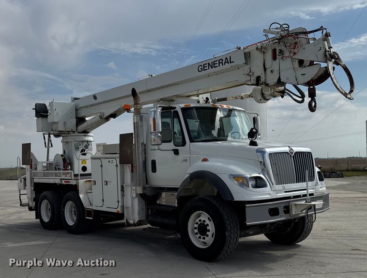 image for item EA1942 2003 International 7600 digger derrick truck