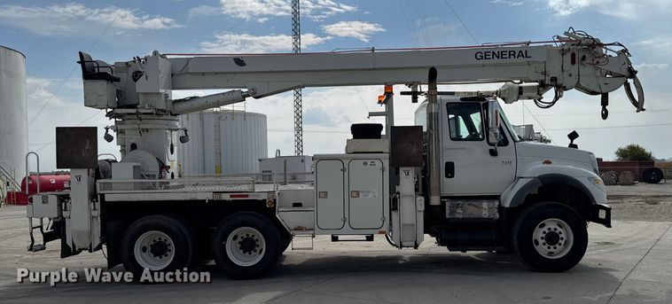 image for item EA1942 2003 International 7600 digger derrick truck