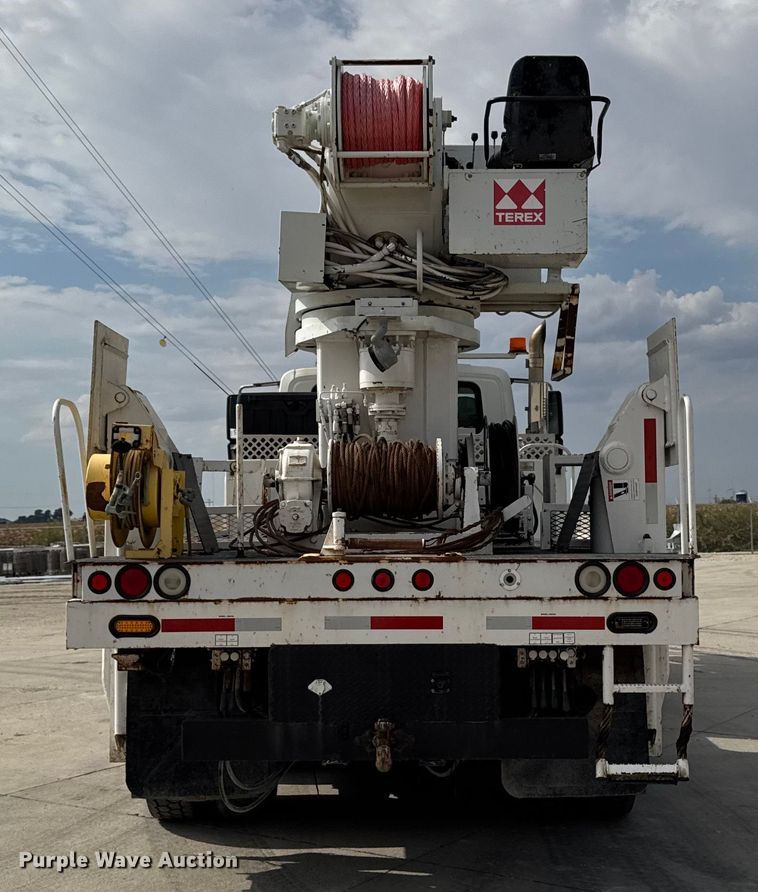 image for item EA1942 2003 International 7600 digger derrick truck