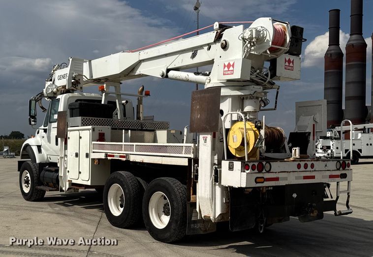 image for item EA1942 2003 International 7600 digger derrick truck