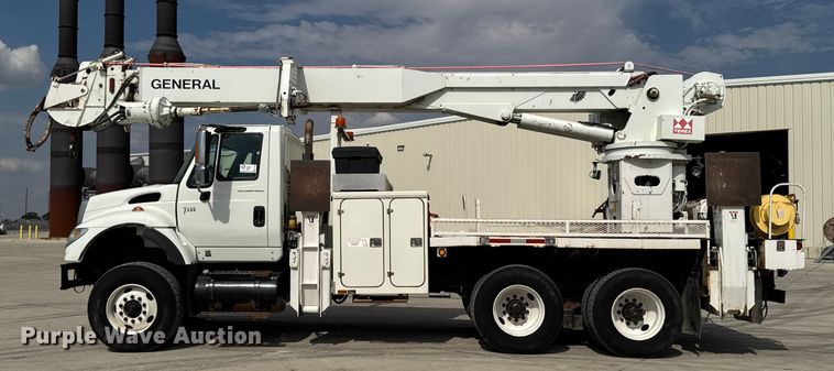 image for item EA1942 2003 International 7600 digger derrick truck