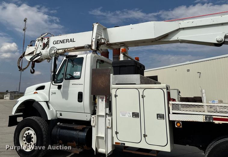 image for item EA1942 2003 International 7600 digger derrick truck