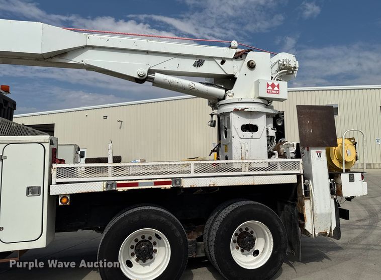 image for item EA1942 2003 International 7600 digger derrick truck