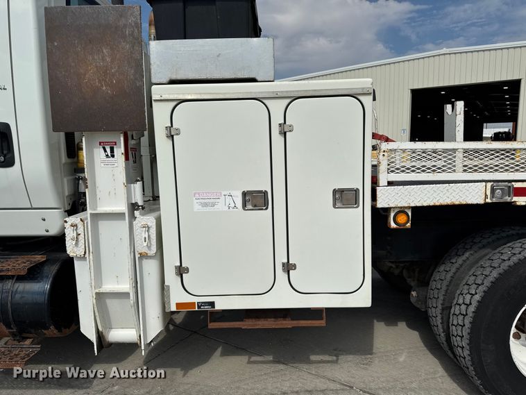 image for item EA1942 2003 International 7600 digger derrick truck