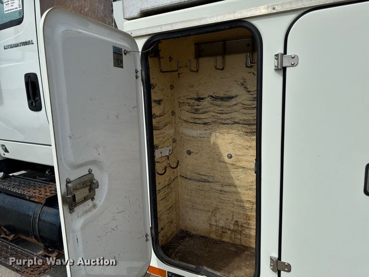 image for item EA1942 2003 International 7600 digger derrick truck