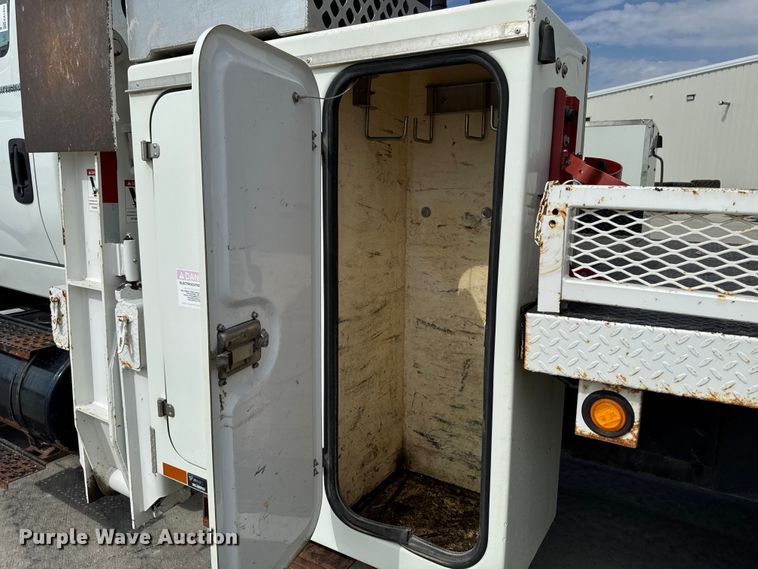 image for item EA1942 2003 International 7600 digger derrick truck