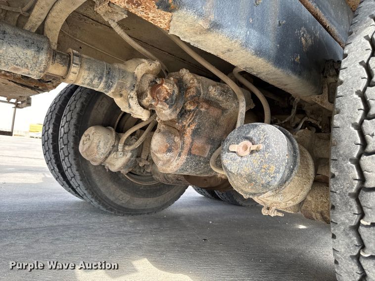 image for item EA1942 2003 International 7600 digger derrick truck