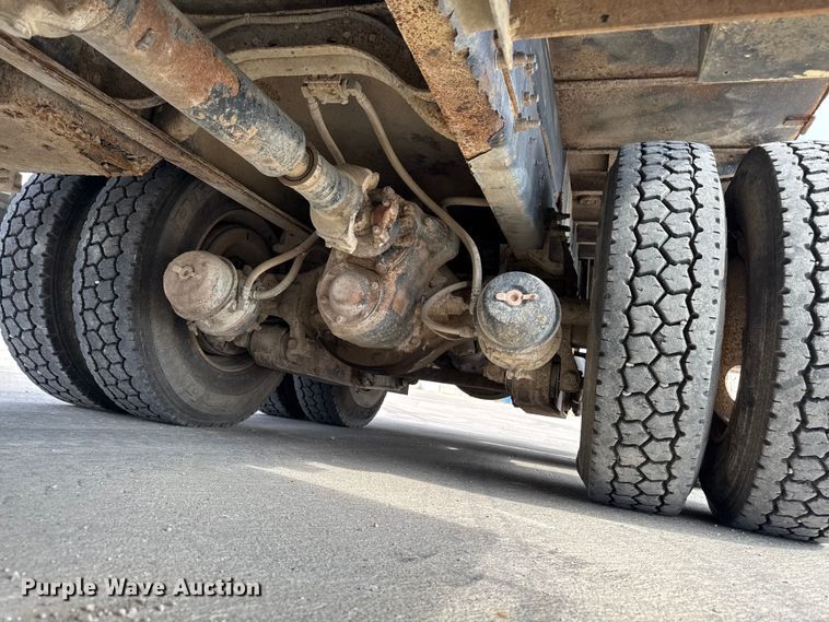 image for item EA1942 2003 International 7600 digger derrick truck