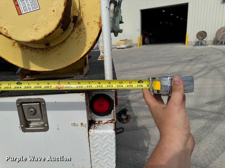 image for item EA1942 2003 International 7600 digger derrick truck