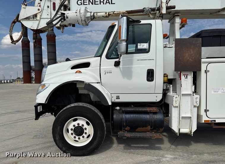 image for item EA1942 2003 International 7600 digger derrick truck