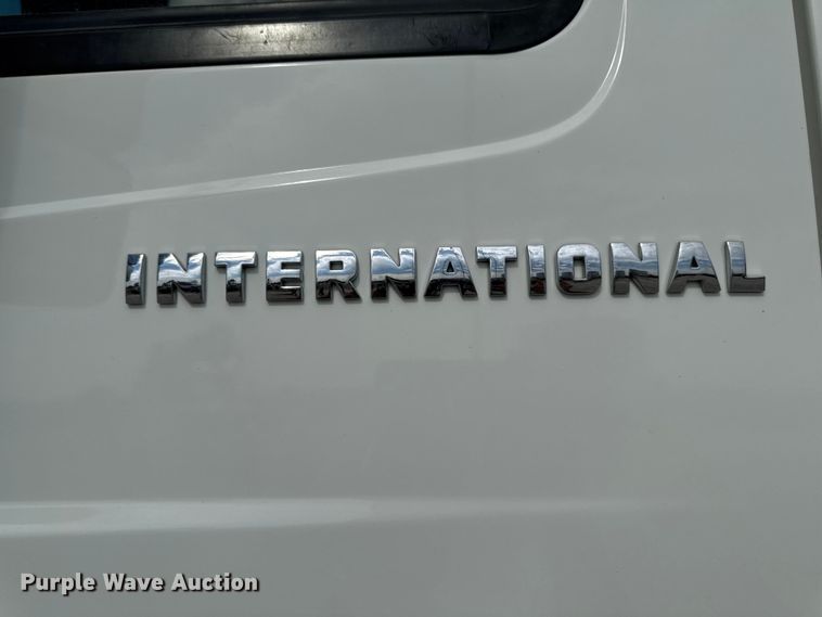 image for item EA1942 2003 International 7600 digger derrick truck