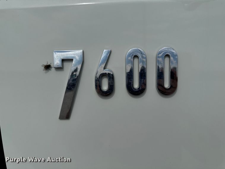 image for item EA1942 2003 International 7600 digger derrick truck