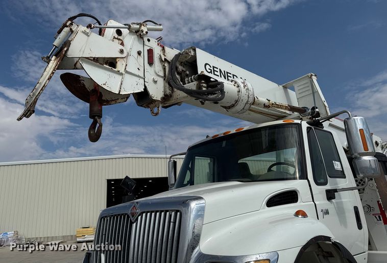 image for item EA1942 2003 International 7600 digger derrick truck