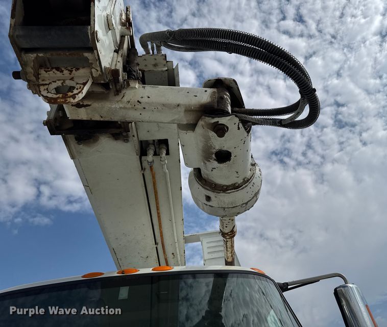 image for item EA1942 2003 International 7600 digger derrick truck