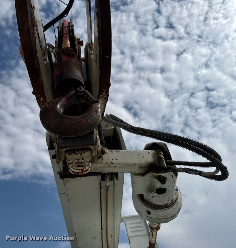 image for item EA1942 2003 International 7600 digger derrick truck