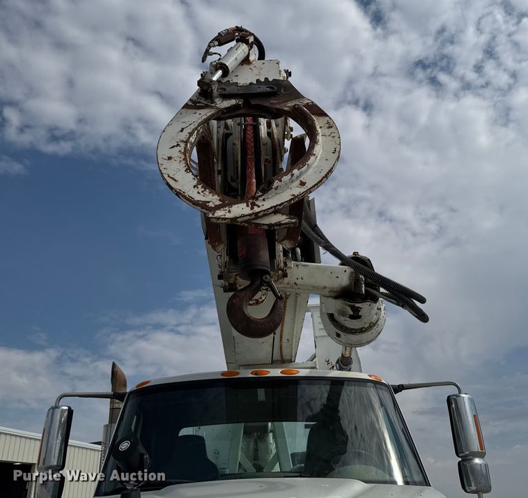 image for item EA1942 2003 International 7600 digger derrick truck