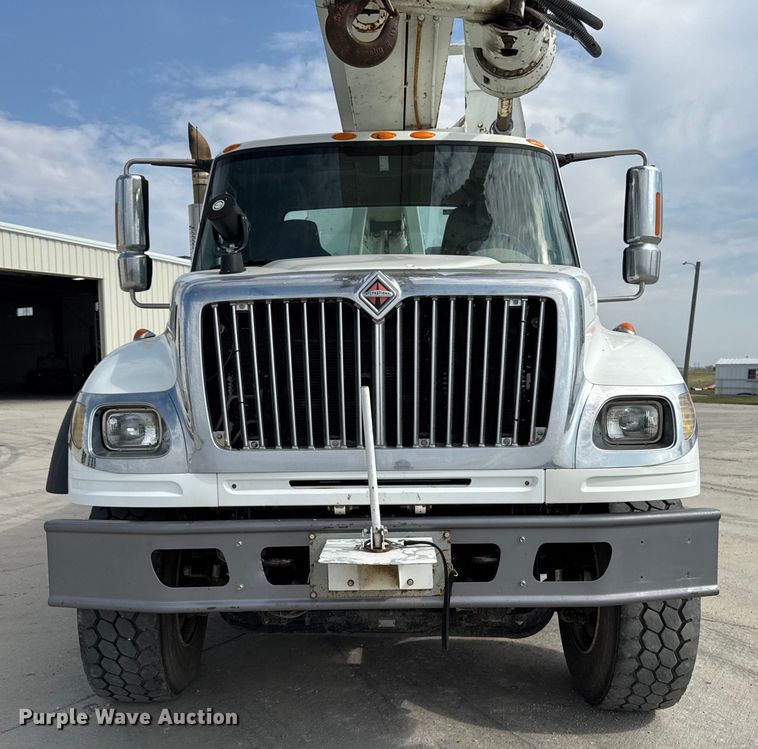 image for item EA1942 2003 International 7600 digger derrick truck