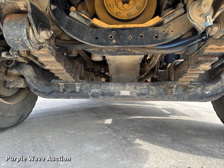 image for item EA1942 2003 International 7600 digger derrick truck