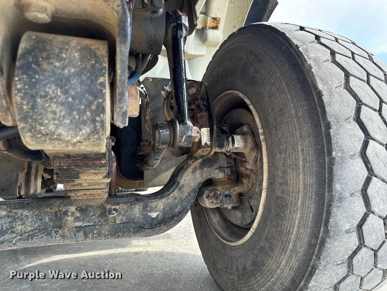 image for item EA1942 2003 International 7600 digger derrick truck