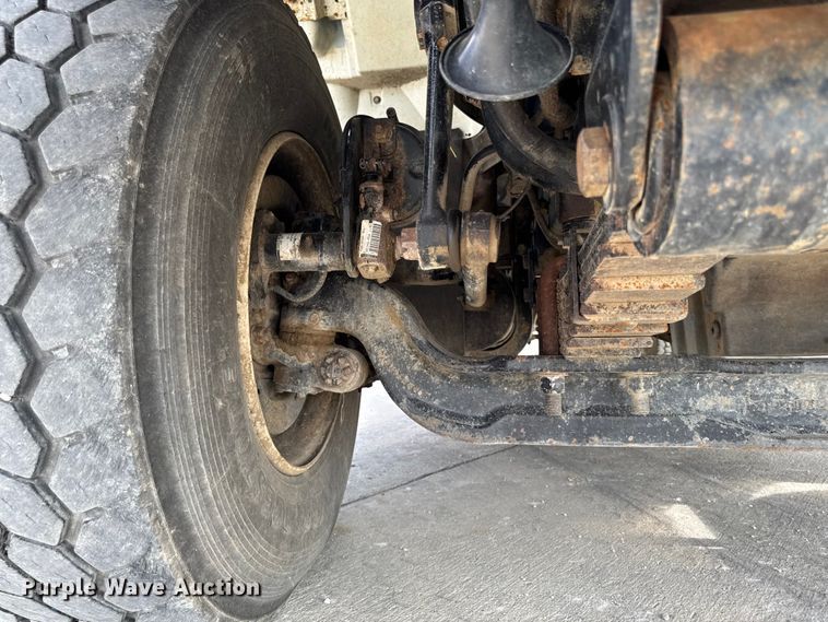 image for item EA1942 2003 International 7600 digger derrick truck