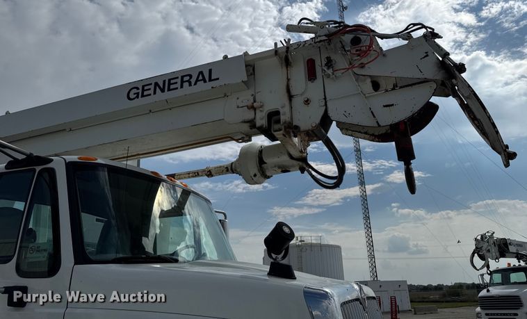 image for item EA1942 2003 International 7600 digger derrick truck