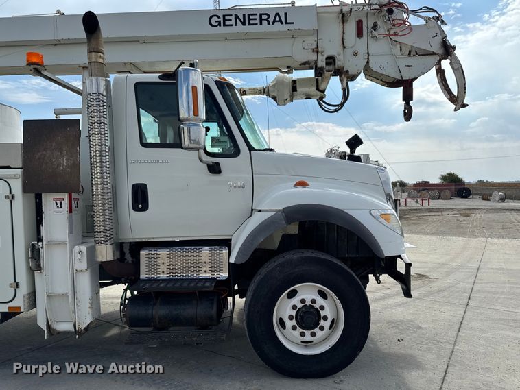 image for item EA1942 2003 International 7600 digger derrick truck