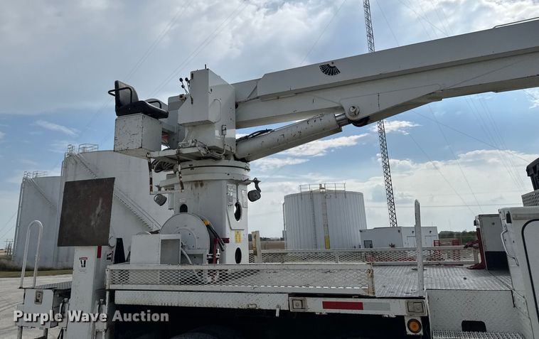 image for item EA1942 2003 International 7600 digger derrick truck