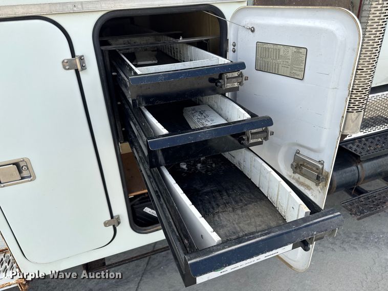 image for item EA1942 2003 International 7600 digger derrick truck