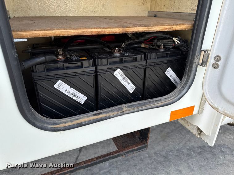 image for item EA1942 2003 International 7600 digger derrick truck