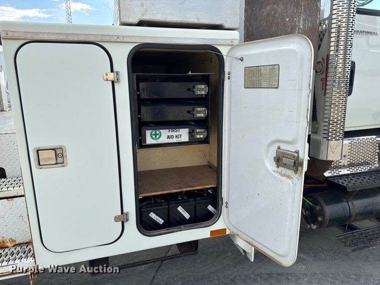 image for item EA1942 2003 International 7600 digger derrick truck