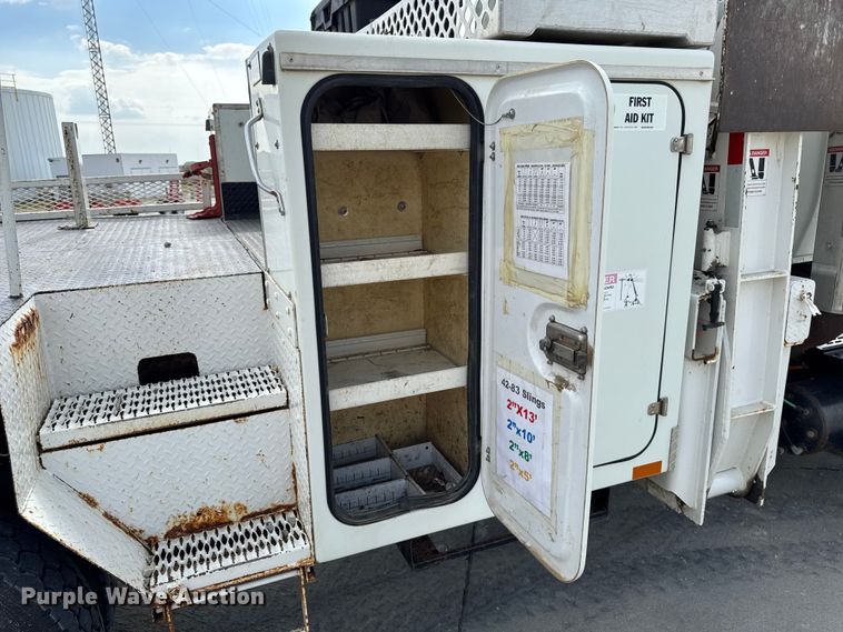 image for item EA1942 2003 International 7600 digger derrick truck