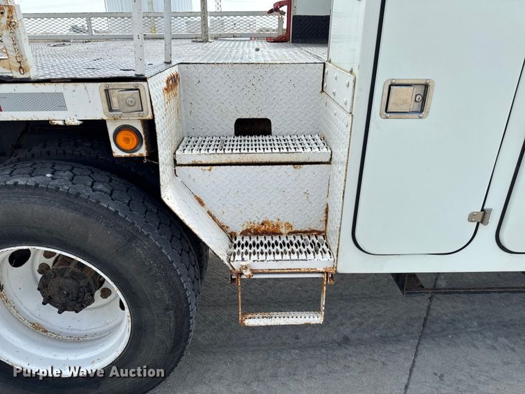 image for item EA1942 2003 International 7600 digger derrick truck