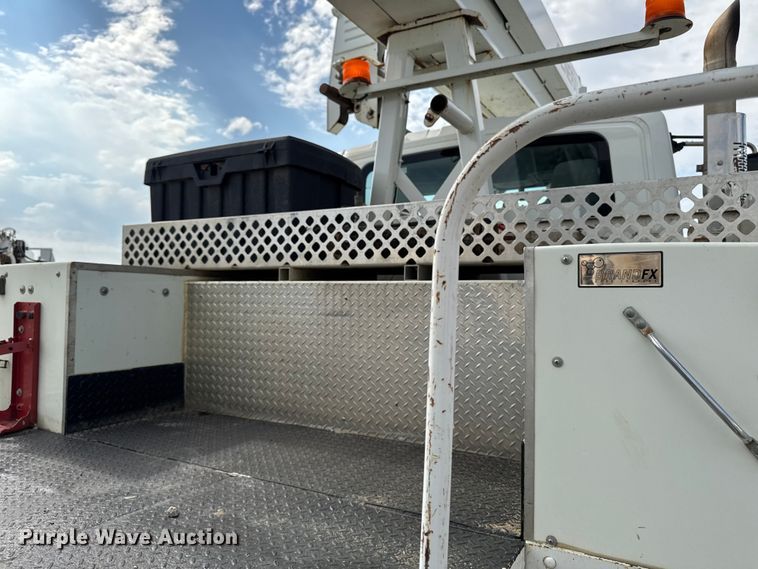 image for item EA1942 2003 International 7600 digger derrick truck