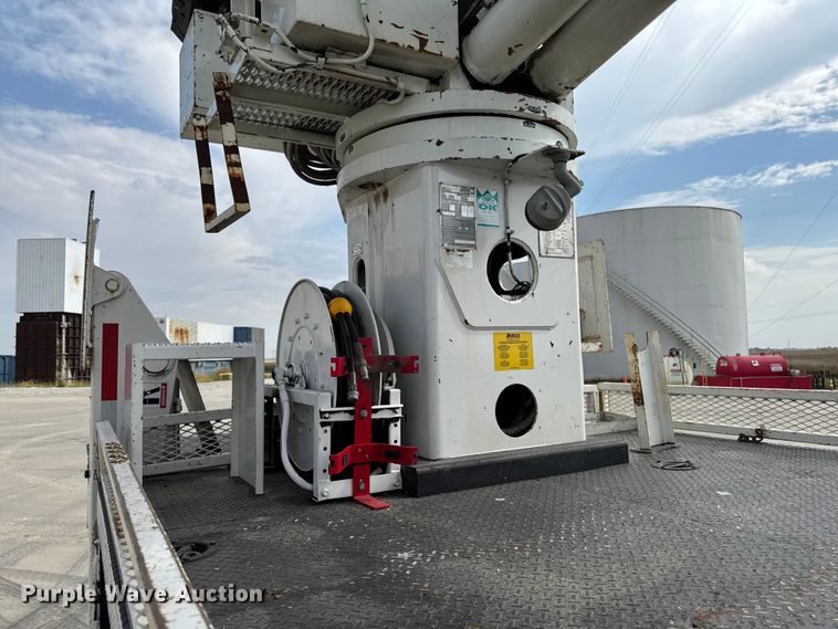 image for item EA1942 2003 International 7600 digger derrick truck