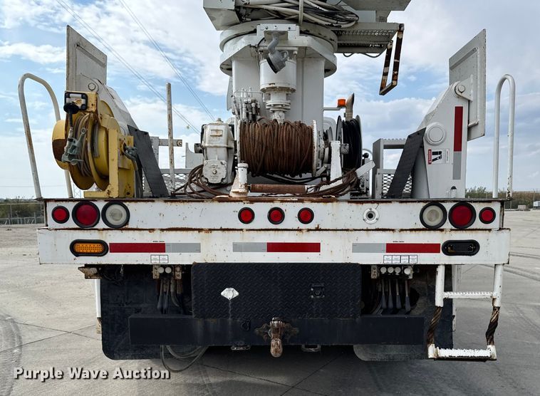 image for item EA1942 2003 International 7600 digger derrick truck