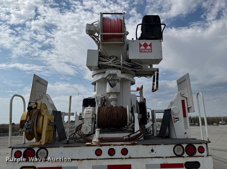 image for item EA1942 2003 International 7600 digger derrick truck